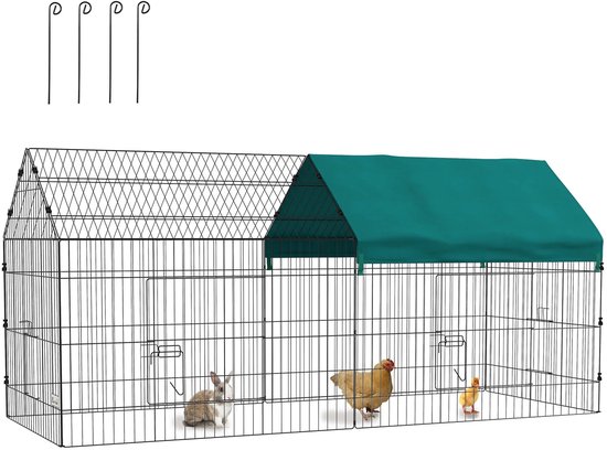 Een lange, zwarte metalen dierenkooi met groen dak, met een konijn, kip en kuiken erin.