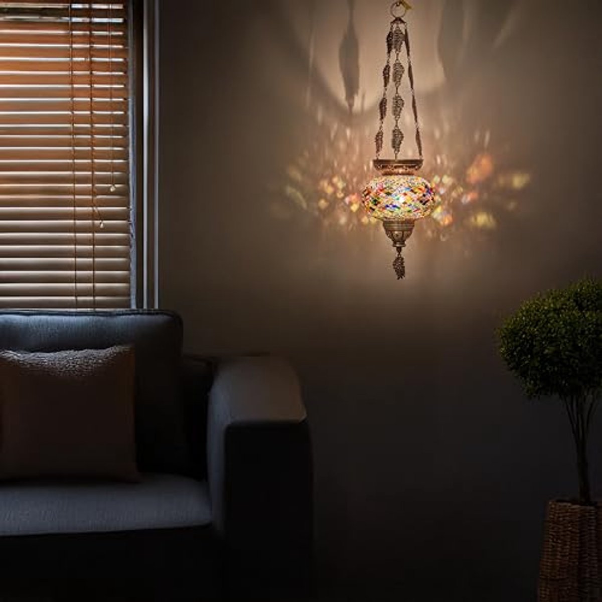 Kleurige Marokkaanse Mozaiek Hangende Kandelaar Lantaarn met Handgemaakte Glazen Bol en Metalen Blad Kettingen, 24 Inch