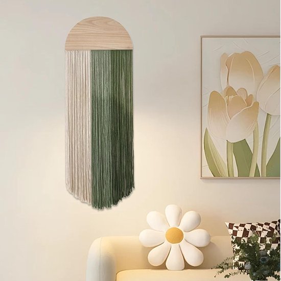 Décoration murale bohème avec dessus en bois en demi-cercle et fils suspendus en ivoire et vert.