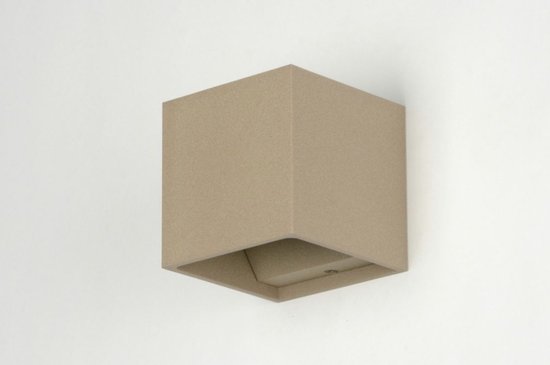 Kleine, taupekleurige kubusvormige wandlamp van metaal, met een open onderkant.