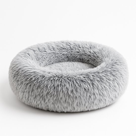 Ronde, fluffy donut hondenmand in gemêleerd grijs, op witte achtergrond.