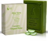 Groene doos met "Aloe Vera" en een blok groene zeep met aloë vera, olijfolie en laurierolie.