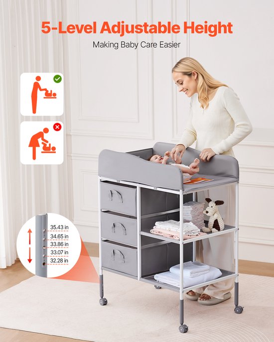 Grijze commode met 5 hoogte-instellingen, luierkussen, 3 manden en 2 planken. Een vrouw verzorgt een baby.