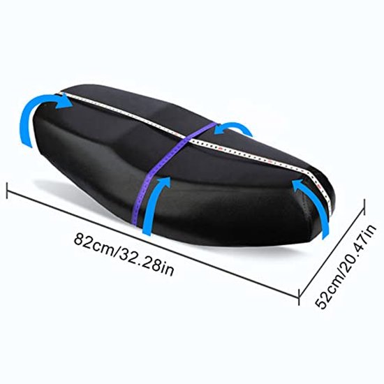 Zwarte motorzadel met afmetingen 82cm/32.28in lengte en 52cm/20.47in breedte, met meetlinten en pijlen.