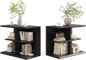 Twee zwarte bijzettafels met drie schappen, elk gedecoreerd met boeken, planten en vazen.