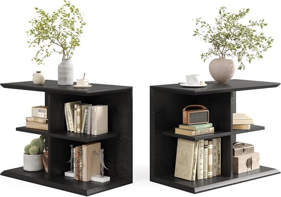 Twee zwarte bijzettafels met drie schappen, elk gedecoreerd met boeken, planten en vazen.