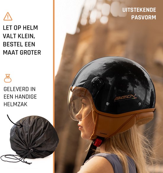 Vrouw met zwarte scooterhelm met bruine rand en vizier, helmzak ernaast.