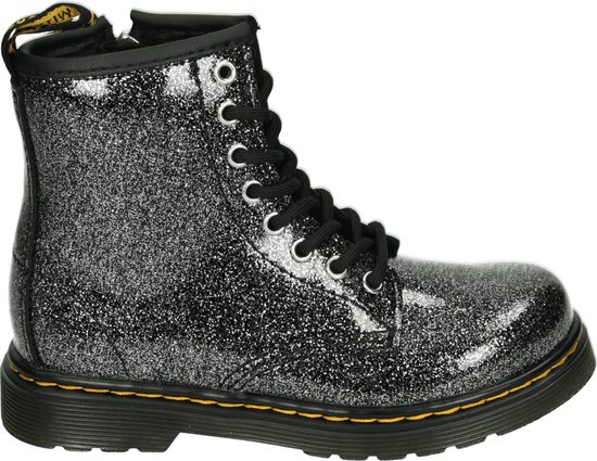 Zwarte Dr. Martens veterlaars met glitter en rits, opzij gefotografeerd.