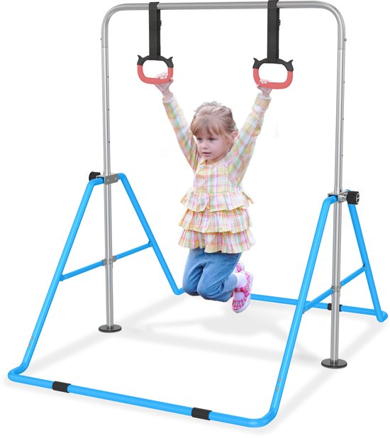 Meisje in geruite jurk hangt aan gymnastiekringen van een zilveren rekstok met blauwe basis, op witte achtergrond.