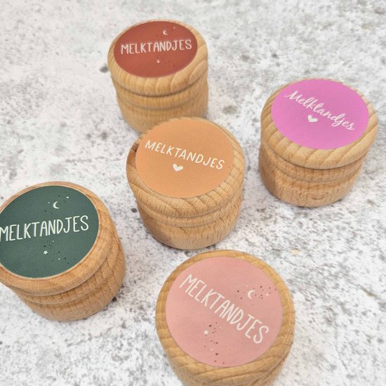 Vijf houten tandendoosjes met verschillende gekleurde deksels, alle met 'Melktandjes' en illustraties.