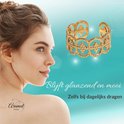 Een model kijkt naar een gouden verstelbare stalen ring met cirkelvormig patroon.