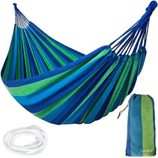 Een gestreepte hangmat in blauw, groen en lichtblauw, met opbergzak en touwen.
