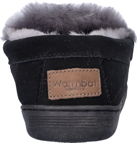 Achterkant van een zwarte pantoffel met grijze bontrand en een bruin label.