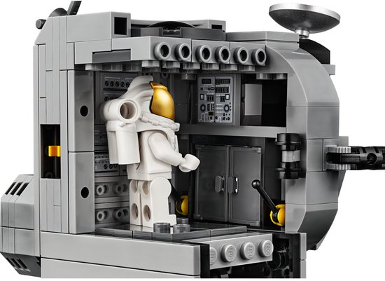 Interieur LEGO Maanlander met astronaut en controlepaneel.
