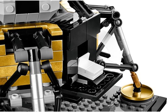 Gedetailleerd deel van LEGO Maanlander met trap en gouden accenten.