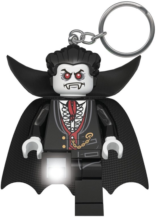 LEGO vampier sleutelhanger met ledlampje, zwarte cape en rode das, op witte achtergrond.