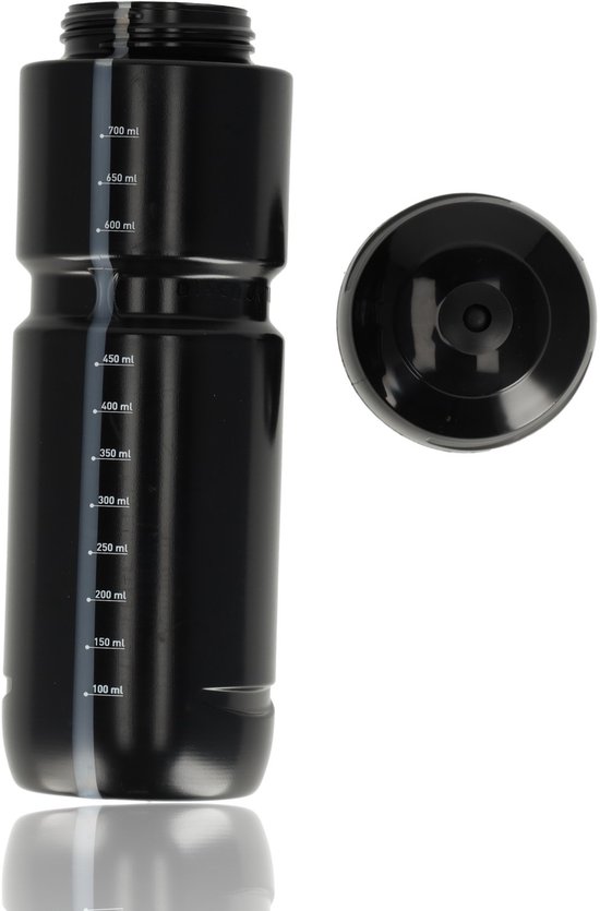 Gourde noire de 800 ml et son bouchon avec échelle de mesure, détaillés sur fond blanc.