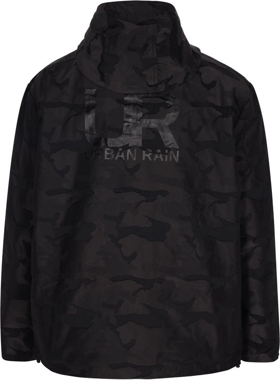 Zwarte camouflage jas met capuchon, gezien vanaf de achterkant met een subtiel 'UR URBAN RAIN' logo op de rug.