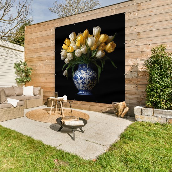 Tuinposter 200x200 cm - Tuindecoratie Geel - Tulpen - Vaas - Bloemen - Poster voor in de tuin - Buiten decoratie - Schutting tuinschilderij - Tuindoek muurdecoratie - Wanddecoratie balkondoek