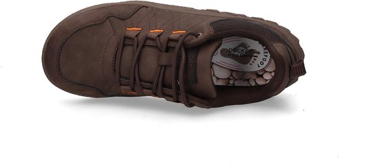 Sneaker marron à lacets avec des accents orange, vu de dessus.