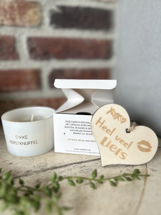 Creaties van Hier - Soja kaars dikke kerstknuffel met houten hartje - 7,5x7,5x5 cm