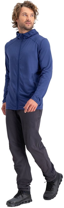Man loopt naar de zijkant in een donkerblauwe hoodie met capuchon.