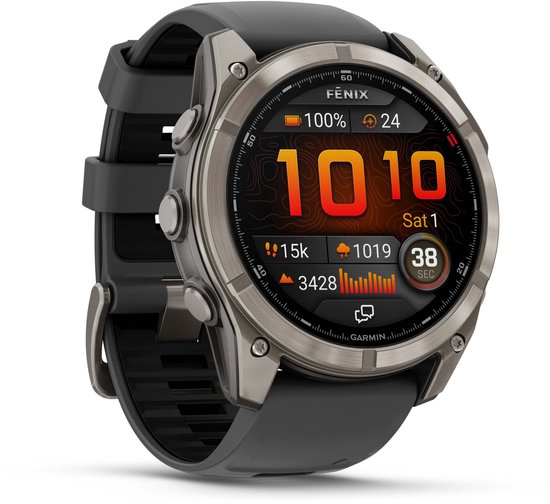 Grijze Garmin Fenix smartwatch met gedetailleerde wijzerplaat met tijd, datum en fitnessgegevens.