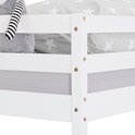 Detail van wit stapelbed met houten spijlen en metalen bevestigingen