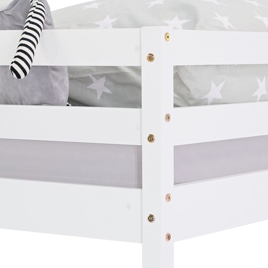 Detail van wit stapelbed met houten spijlen en metalen bevestigingen