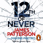 Boekomslag met gebarsten glas en de titel "12th OF NEVER" door James Patterson en Maxine Paetro.