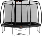 Zwarte ronde trampoline met veiligheidsnet en een 3-traps ladder.