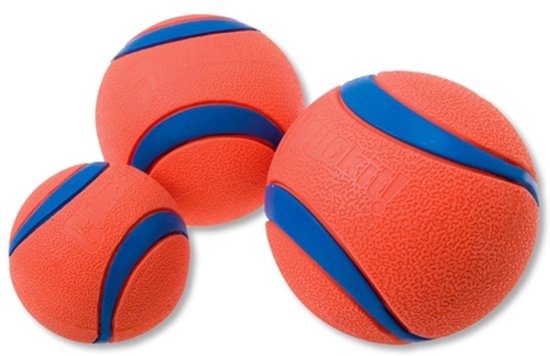 Drie oranje Chuckit! ballen met blauwe strepen in verschillende maten op een witte achtergrond.