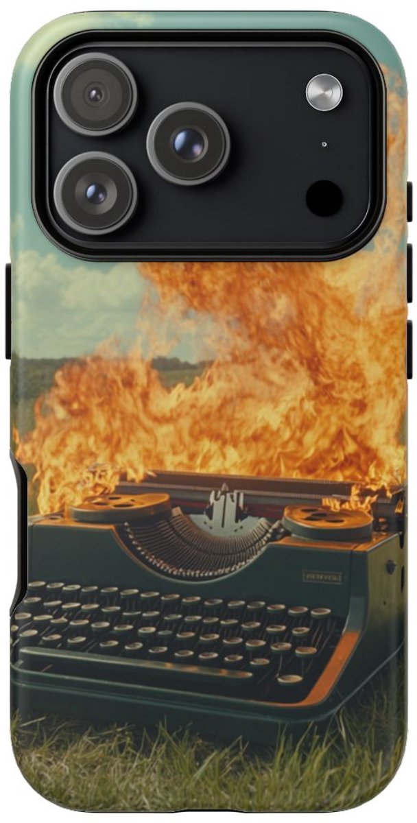 Typemachine in Vlammen op Groen Grasveld – Telefoonhoesje Geschikt voor iPhone 17 Pro