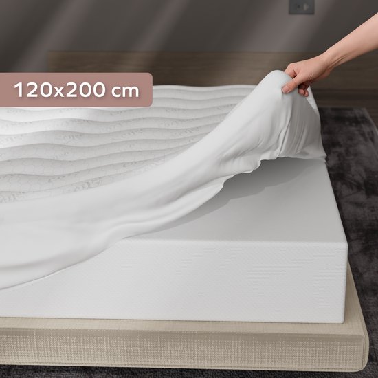 Drap blanc tiré sur un matelas de 120x200 cm.