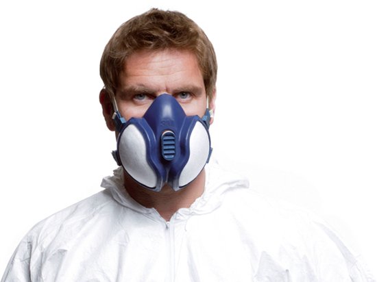 Blauw en wit ademhalingsmasker met witte hoofdband, gedragen door een man in een wit beschermpak.