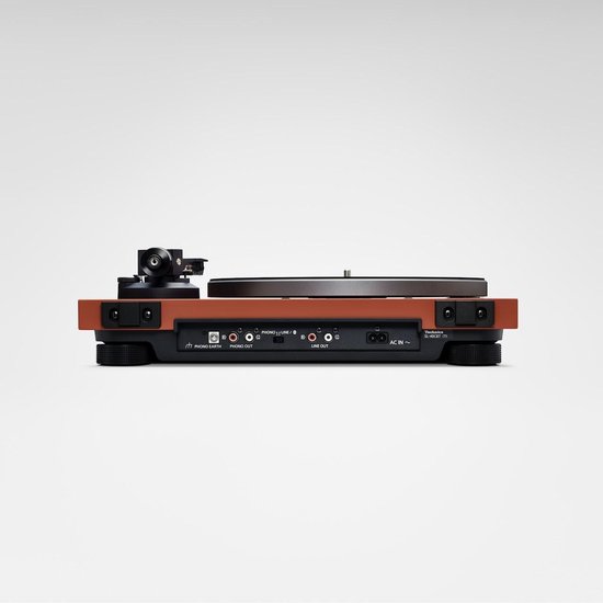 De Technics SL-DD33 is een platenspeler die maar liefst 10 jaar lang in het Technics assortiment gezeten heeft. Niet voor niets, want dit slimme ontwerp heeft alles in huis wat je nodig
