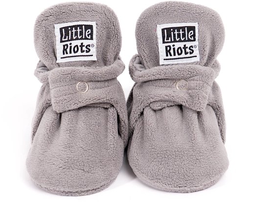 Grijze fleece babyslofjes van Little Riots met een drukknoopsluiting.
