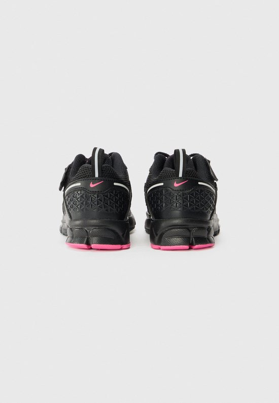 Achterkant van zwarte lage Nike sneakers met roze en zilveren details.