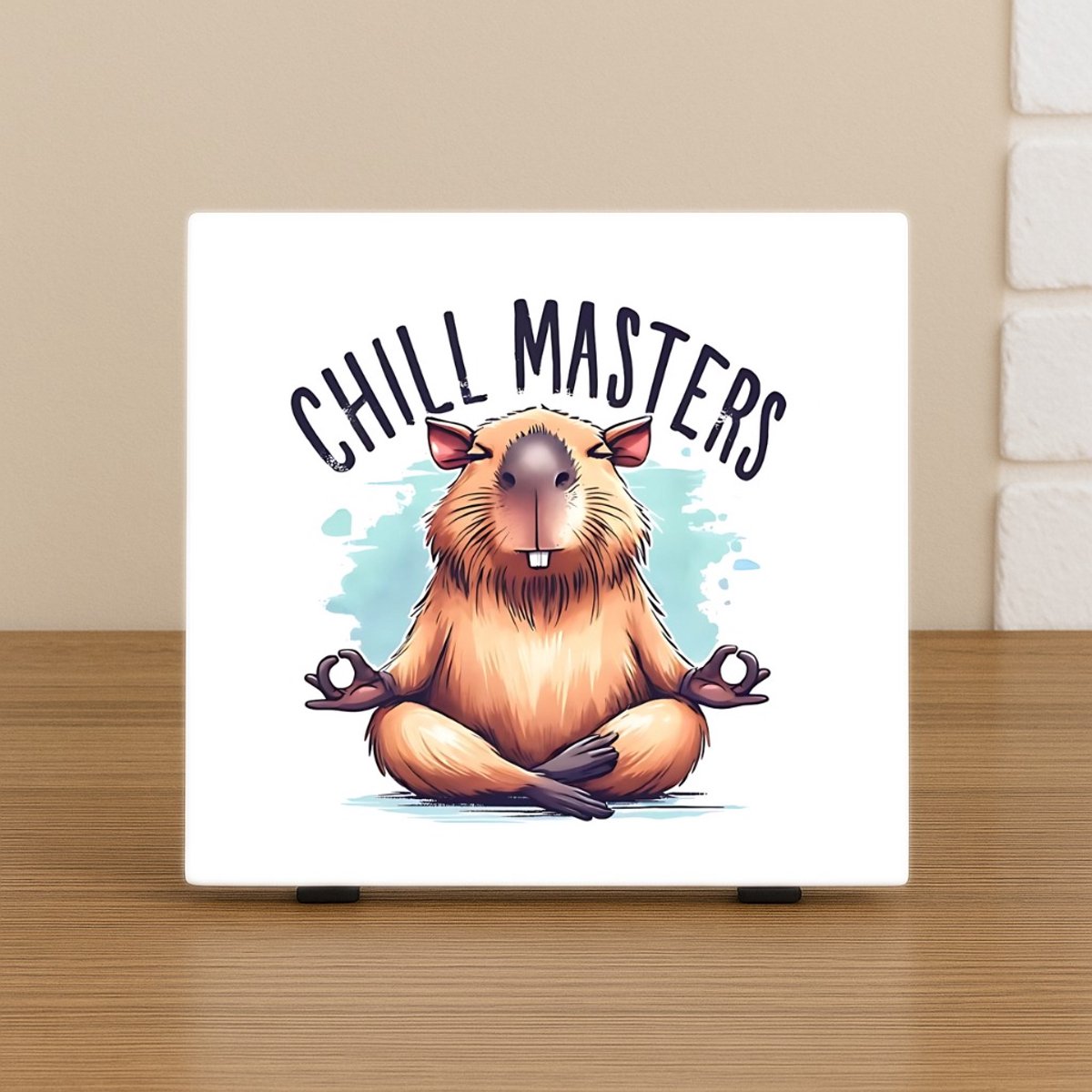 CreaCraft Spreuk Tegel 10,5x10,5cm – Humor Dier – Chill Masters (Capibara Yoga) – Trendy Nu –Decoratie – Zomaar – Decoratief Tegeltje met Standaard – Cadeau Idee Illustratie