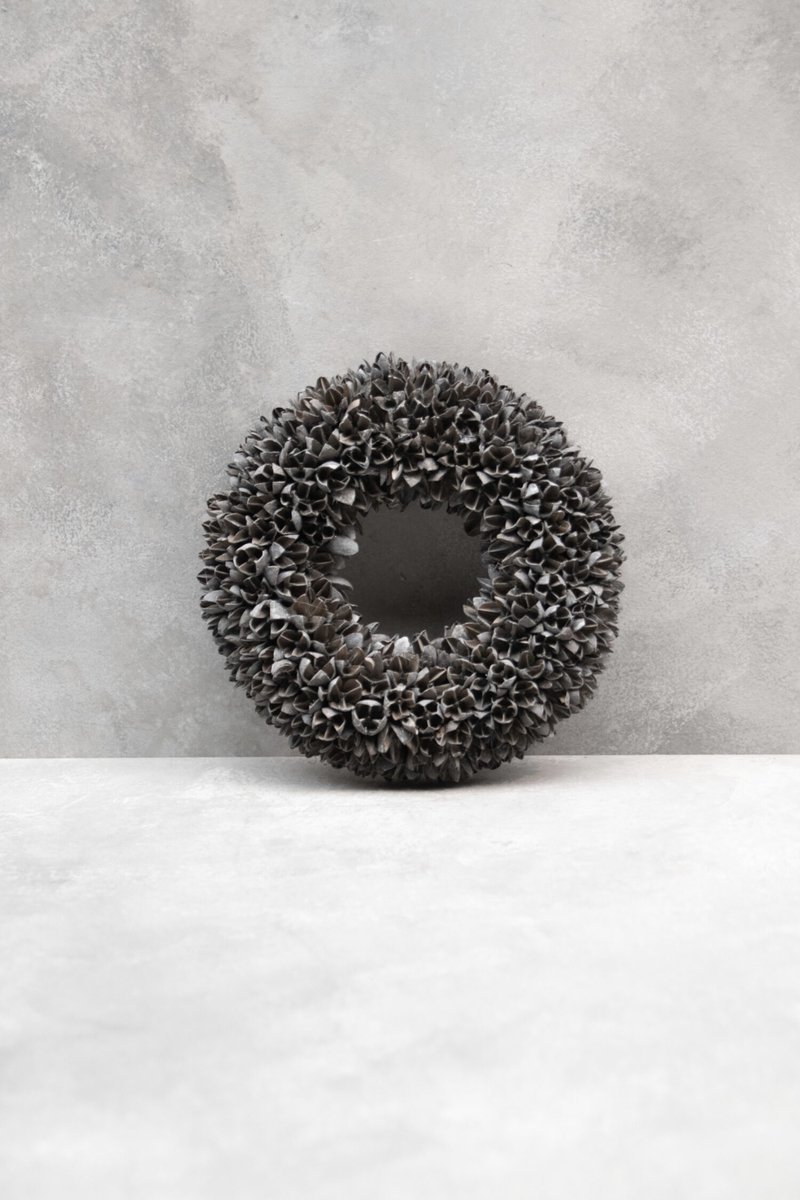 Krans Bakuli Grey Smoke 40cm - Grijs Wash - Woonaccessoire - Woonaccessoires - Luxe - Sfeer - Christmas - Decoratief - Deco - Interieur - Landelijk - Industrieel - Chique - Grijs kleurig - Kerstkrans - Sfeervol - Kerstmis Decoratie