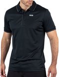 Man met zwarte polo met fijne horizontale strepen, witte kraag- en mouwboorden, logo op de borst.