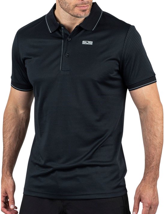 Man met zwarte polo met fijne horizontale strepen, witte kraag- en mouwboorden, logo op de borst.