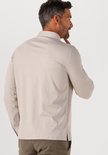 Man met baard, achterkant van een beige longsleeve poloshirt.