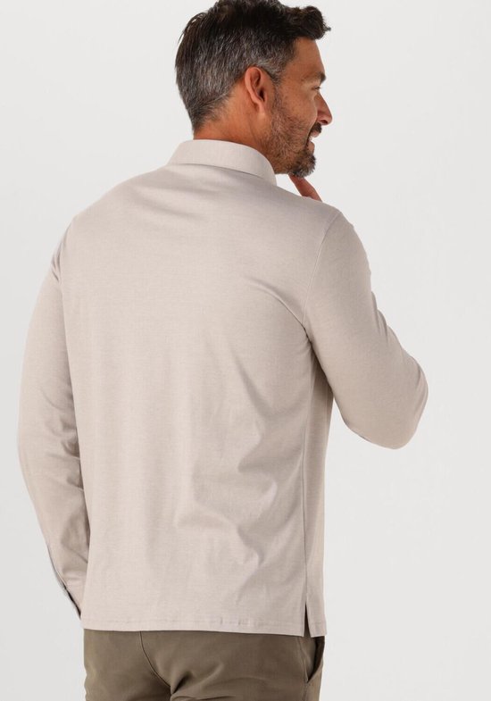 Man met baard, achterkant van een beige longsleeve poloshirt.