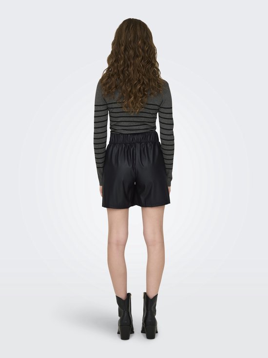 Zicht op de achterkant van een model in zwarte kunstleren shorts met elastische tailleband, gestreepte coltrui en zwarte enkellaarsjes.