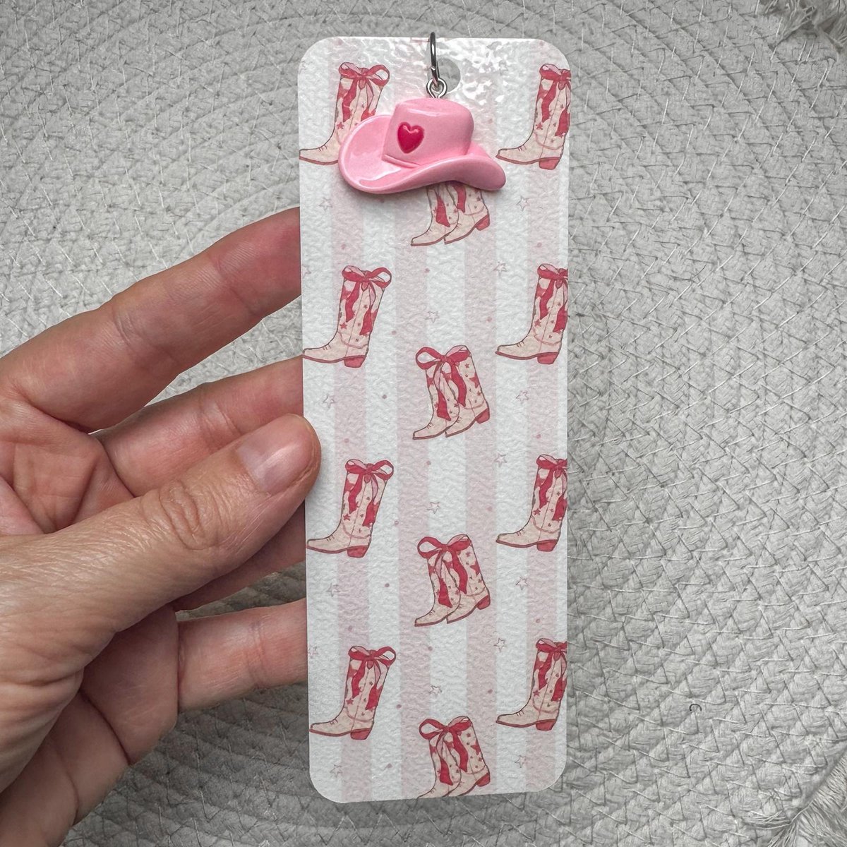 Nook and Note – Boekenlegger “Cowgirl Boots” – Roze met Hoed Bedel – Handgemaakt