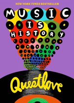 Boekhoes met de tekst 'Music Is History' in cirkels, op een vinylplaat, met Questlove in schrift.