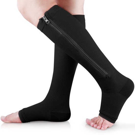 Zwarte compressiekousen met rits, tot boven de kuit, open teen, met een persoon die ze draagt.