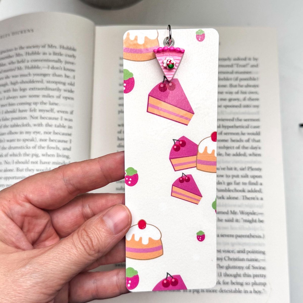 Nook & Note - Sweet Slice – Boekenlegger – 14×5 cm – Met Taart Bedel – Handgemaakt – Dessertpatroon