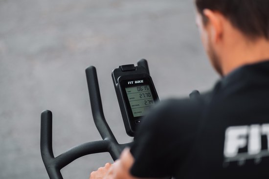De console van de spinfiets toont de tijd (06:15), snelheid (27.0), afstand (27.4) en calorieën.